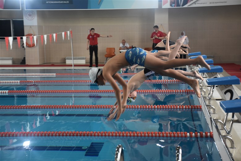 118 Sporcu Yüzme Müsabakalarında Yarıştı Ve Barajı Geçenler Grup Müsabakalarına Gitmeye Hak Kazandı