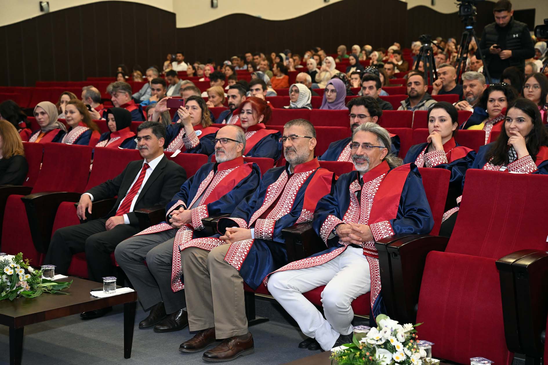 AKÜ Güzel Sanatlar Fakültesi Mezunlarını Verdi.