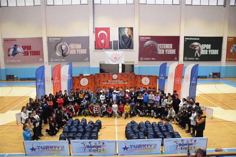 123 genç sporcuya spor malzemesi desteği sağlandı.