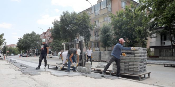 Şehirdeki Kaldırımlar Yenileniyor