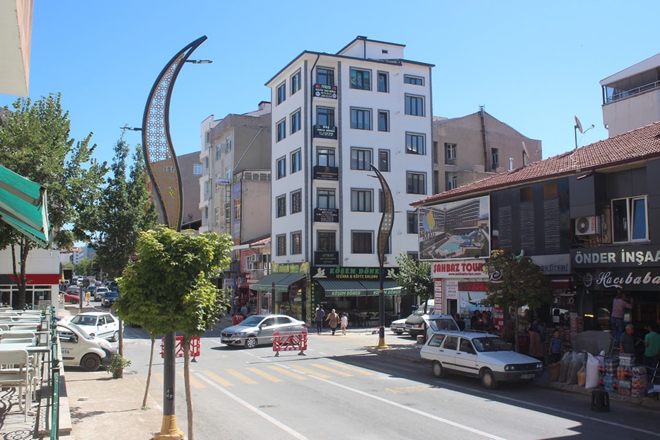 Emirdağ Belediyesi Eskişehir Caddesi'nde Aydınlatma Çalışmalarına Devam Ediyor