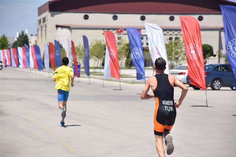 Afyonkarahisar'da Triatlon Yarışı Heyecanı