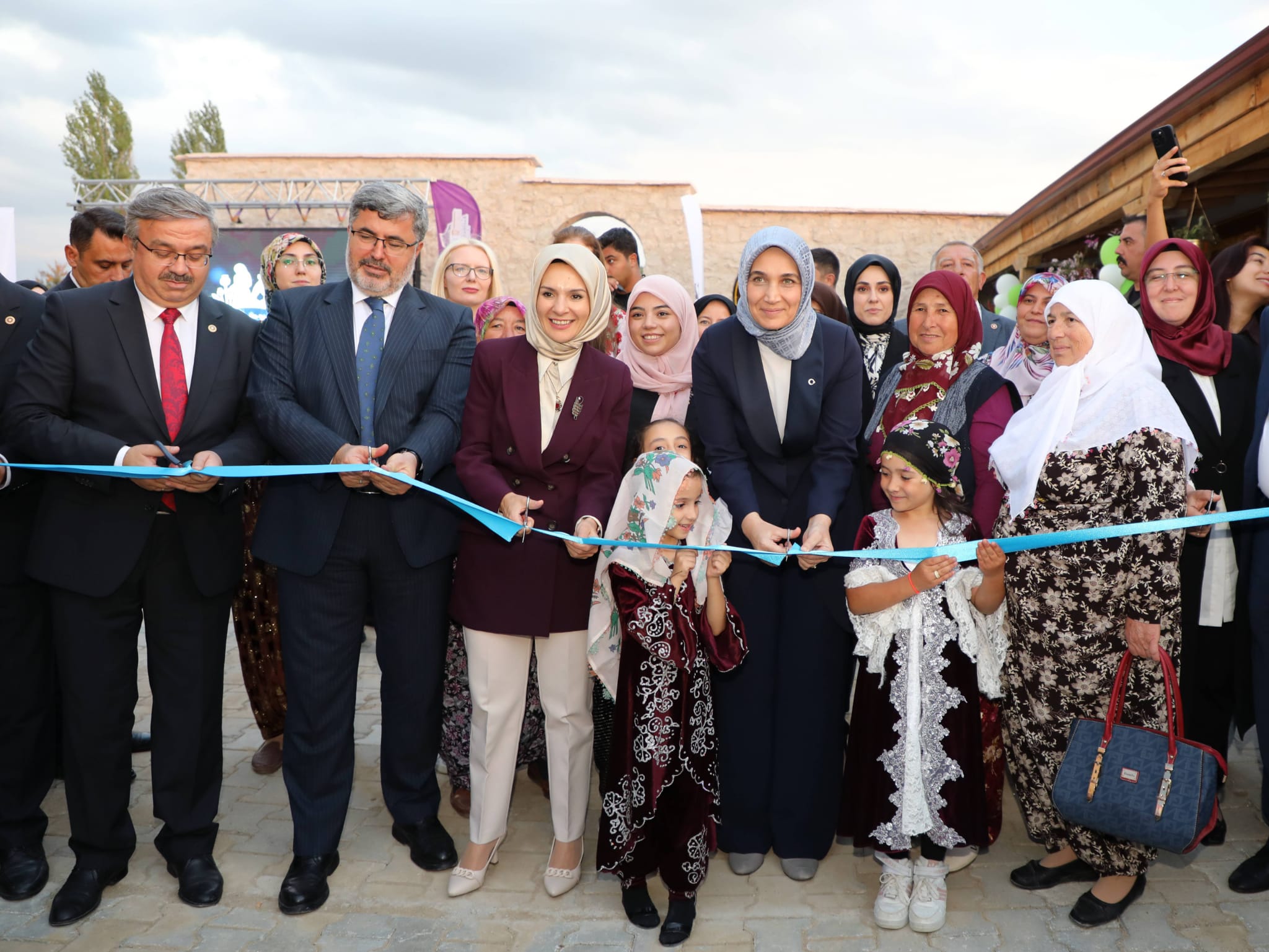 Vali Doç. Dr. Kübra Güran Yiğitbaşı'nın projelerinden biri olan Frigya Kadın Ürünleri Pazarı açıldı.