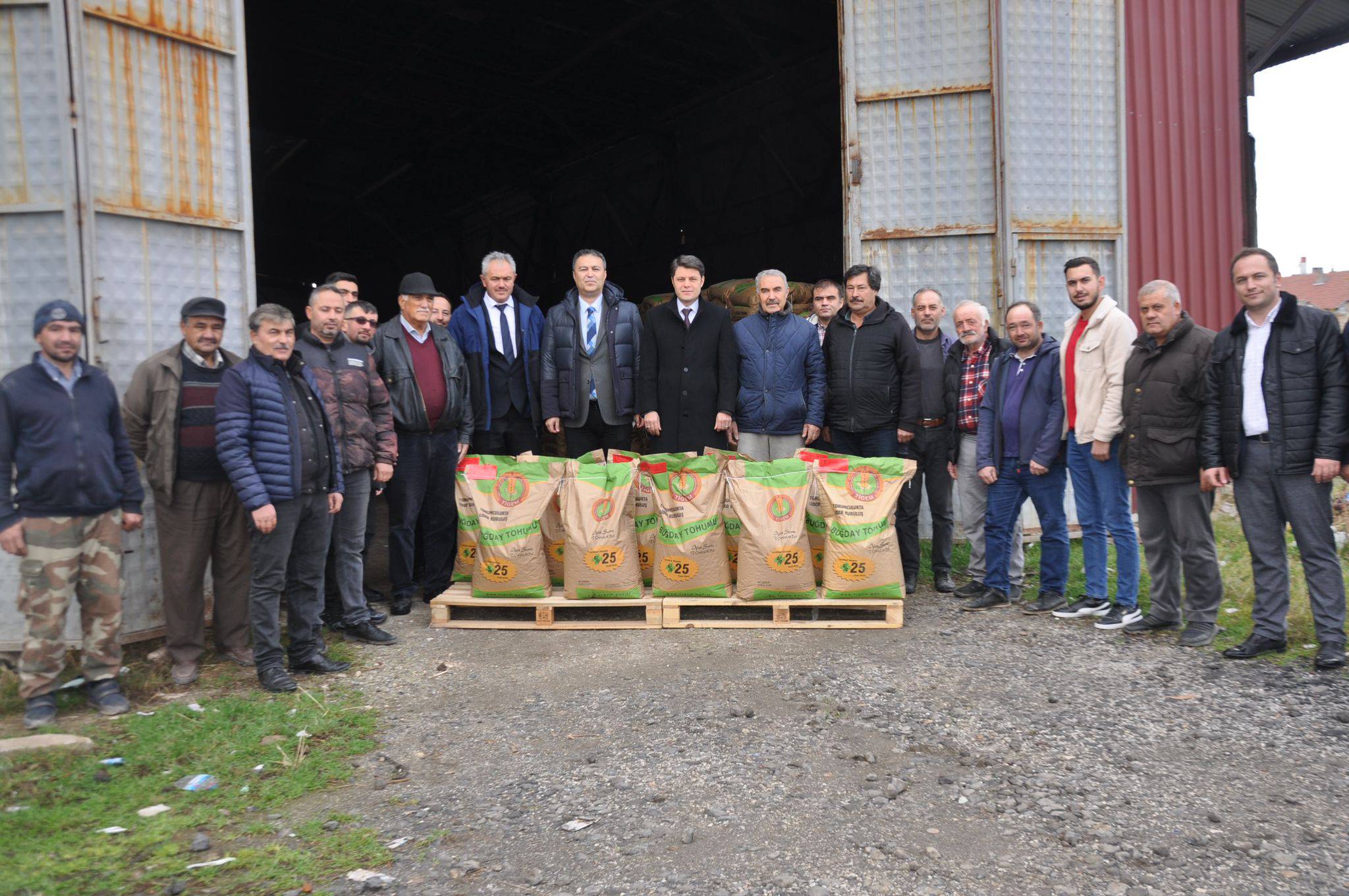 İlçemizdeki Verimli Topraklarda TAKE Projesi Kapsamında Bayraktar Buğday Dağıtımı Gerçekleştirildi