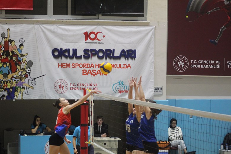 Afyonkarahisar'da Gençler Okul Sporları Voleybol Yarı Final Müsabakaları Başladı