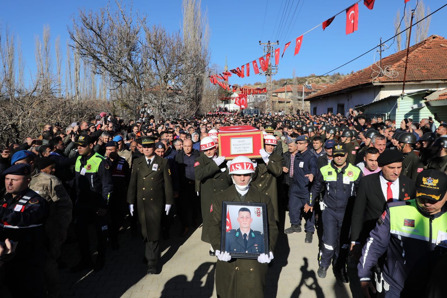 Afyonkarahisar'da Pençe Kilit Operasyon Bölgesi'nde şehit olan Piyade Teğmen Ramazan Günay için tören düzenlendi.