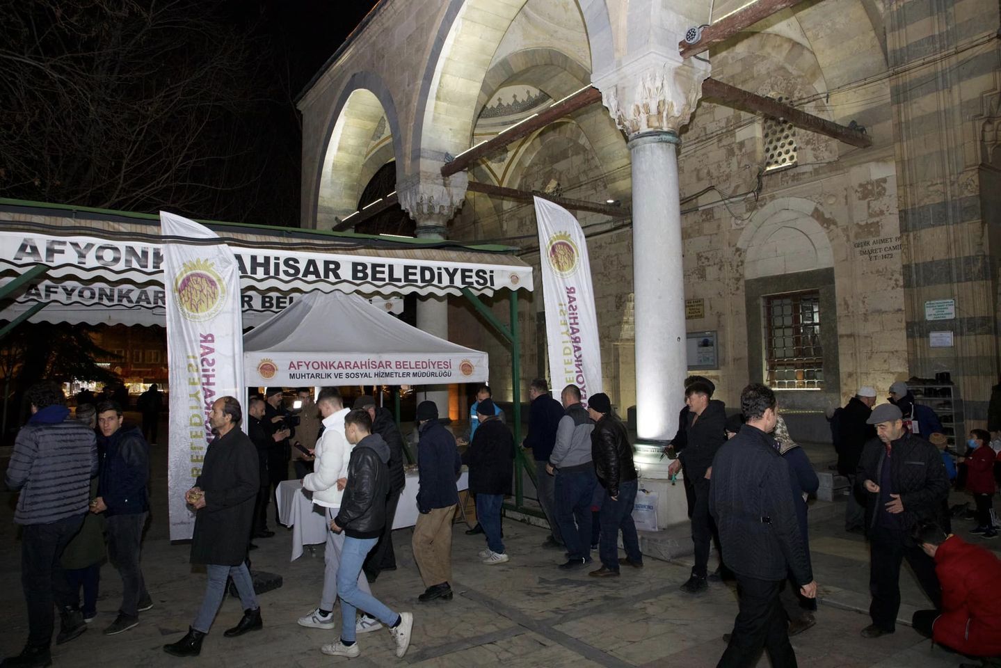 Afyonkarahisar Belediyesi, Regaip Kandili'nde manevi atmosferi yaşatan helva dağıtımı gerçekleştirdi