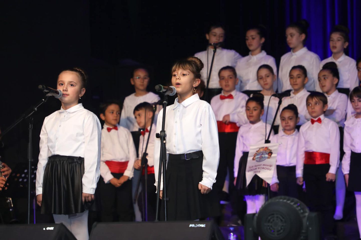 Afyonkarahisar Belediyesi'nin Türk Sanat Müziği Çocuk Koro'su büyük beğeni topladı.