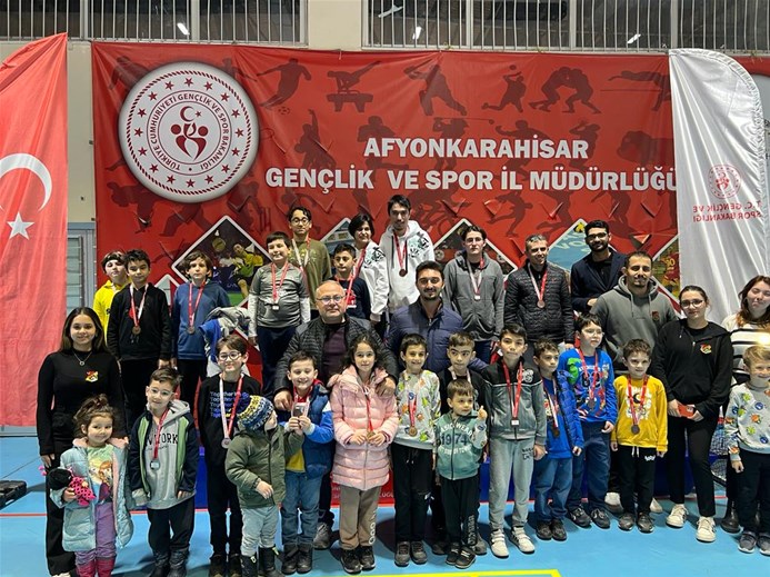 Afyon'da düzenlenen Satranç Yarıyıl Turnuvası'nda dereceye giren sporcular madalyalarını aldı.