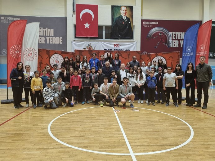 Afyonkarahisar'da düzenlenen Yarıyıl Badminton Turnuvası 63 sporcunun katılımıyla sona erdi.