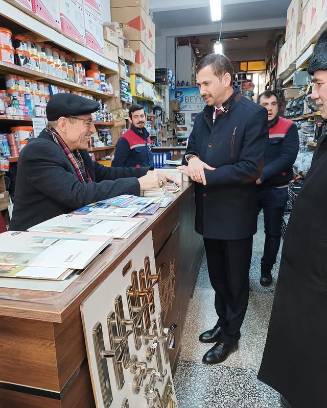 Afyonkarahisar'da İyi Parti'nin Belediye Başkan Adayı Alper Yağcı, projelerini vatandaşlarla paylaşıyor.