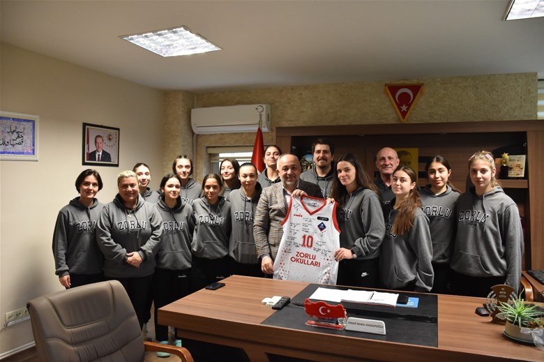 Samsun Zorlu Koleji Kız Basketbol Takımı, Afyonkarahisar'da Nazik Bir Karşılama İle Play-Off yolcuğuna başladı.