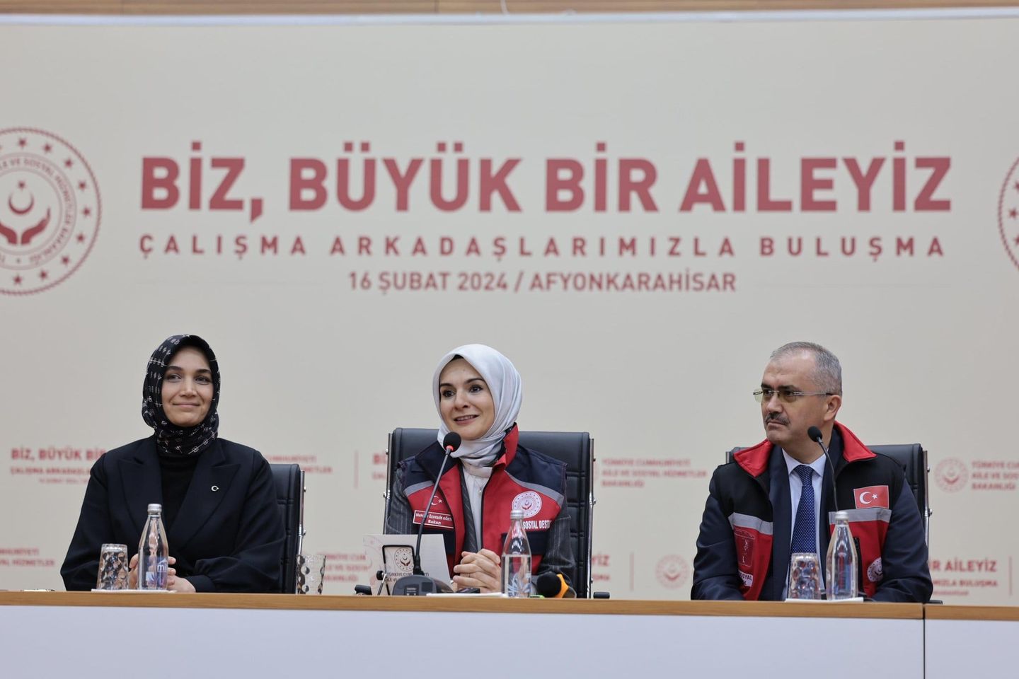 Afyonkarahisar'da Bakan Göktaş, Aile ve Sosyal Hizmetler İl Müdürlüğü personeliyle bir araya geldi