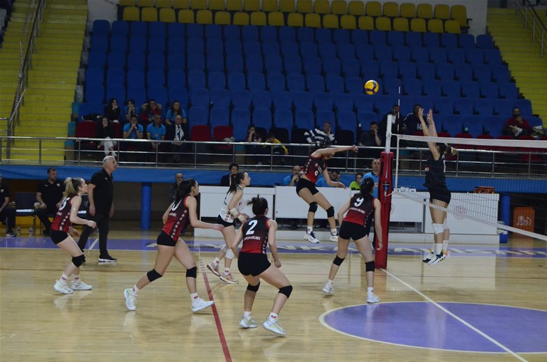 Voleybol 2.Lig Yükselme Müsabakaları'nda Yarı Final Heyecanı