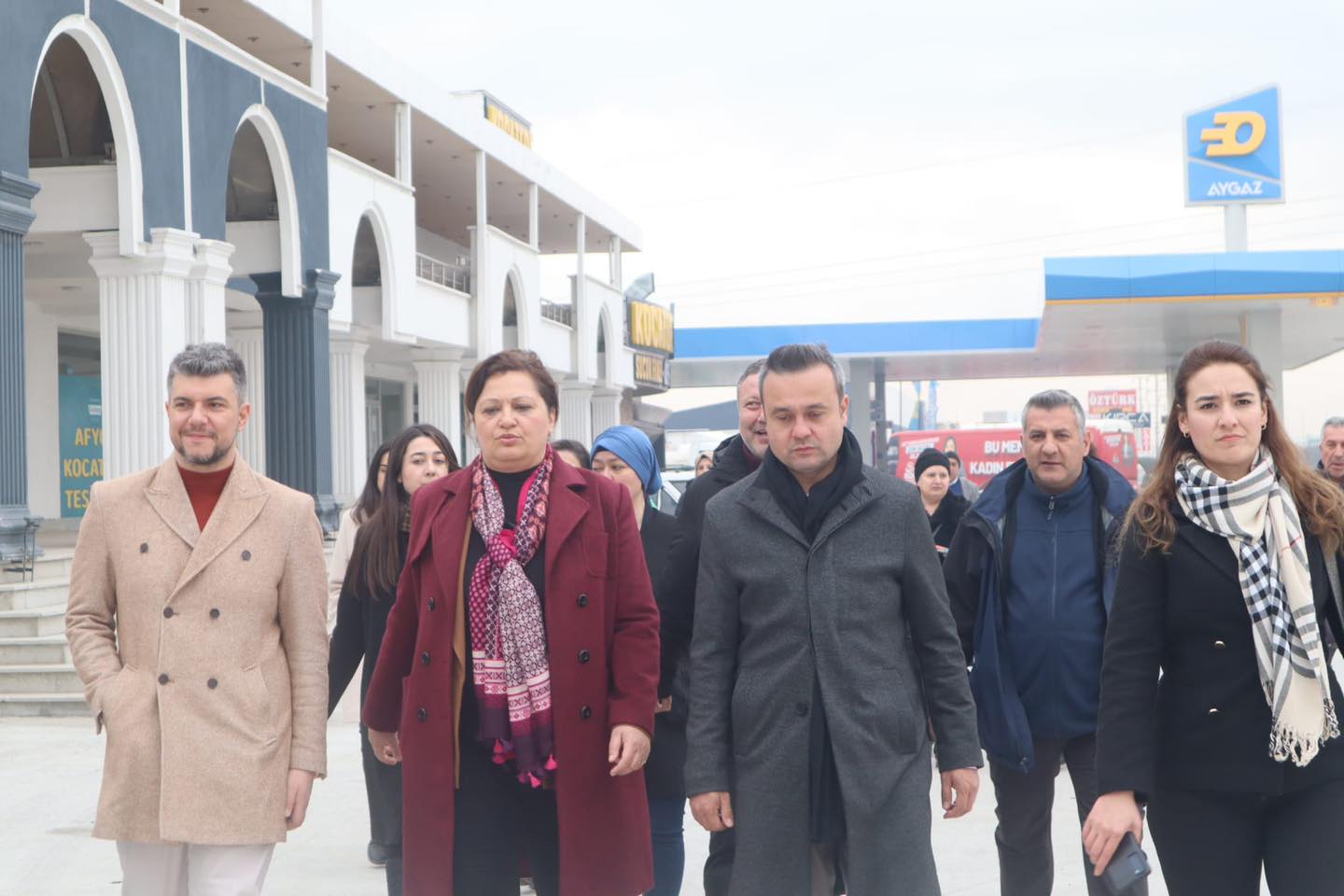 Afyonkarahisar'da CHP, terk edilmiş semtler için iyileştirme projelerini görüşmek üzere Lokumcular Sitesi'ni ziyaret etti.