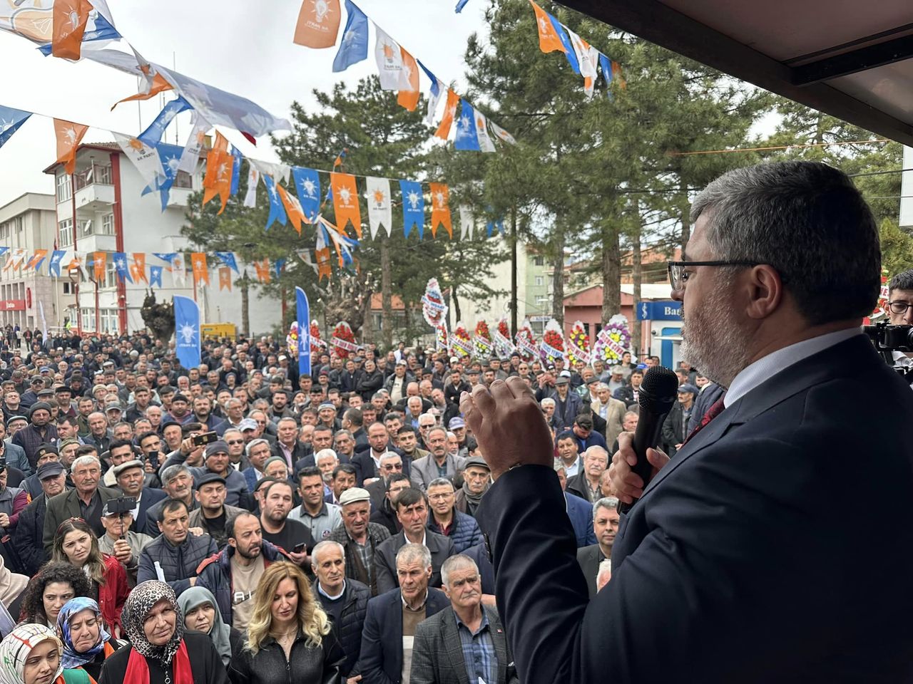 AK Parti'nin Hüseyin Atlı ile gerçekleştirdiği etkinlikte Seçim Koordinasyon Merkezi açıldı