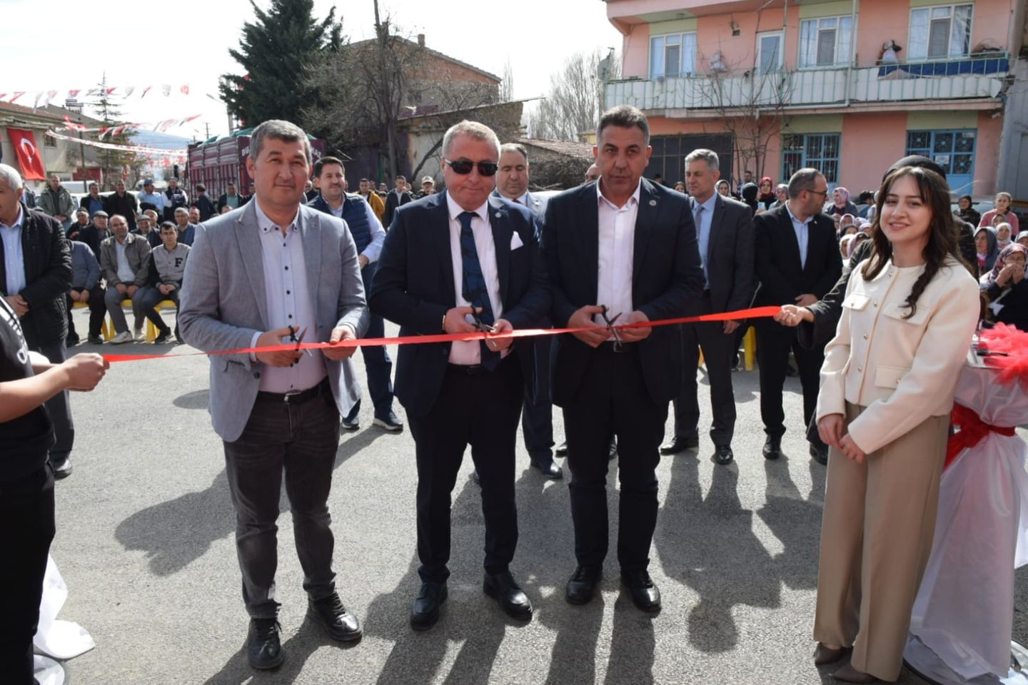 İyi Parti Milletvekili Hakan Şeref Olgun, Çay ilçesinde yeni bir eczanenin açılışında yer aldı.