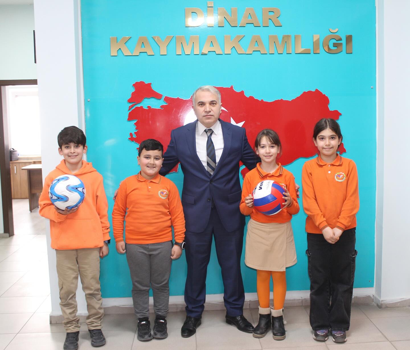 Kaymakamlık Öğrencilere Futbol ve Voleybol Topları Hediye Etti