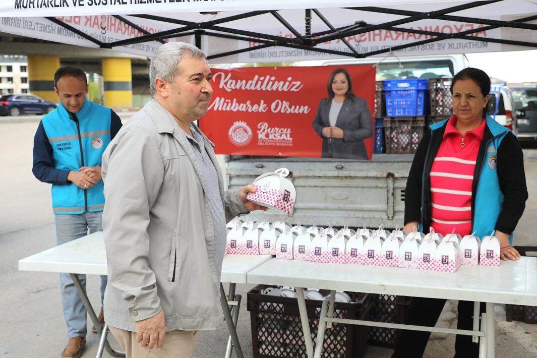 Afyonkarahisar Belediyesi, Kadir Gecesi'nde Mezarlık Ziyaretine Gidenlere Tatlı İkram Etti