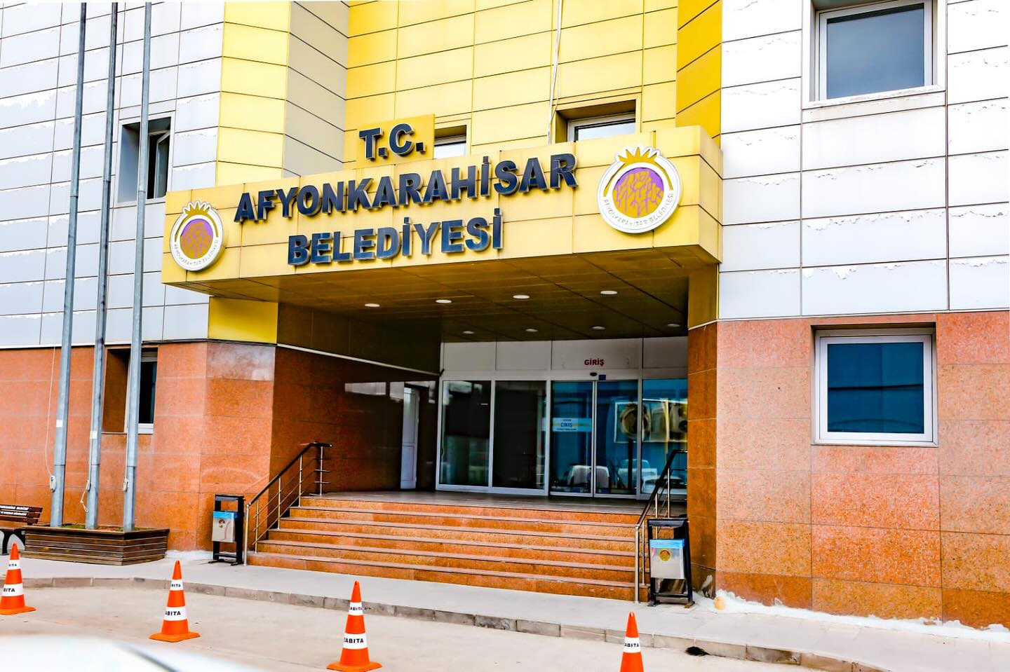 Yeni Seçilen Meclis Üyeleri Şehir Toplantısı İçin Bir Araya Geliyor