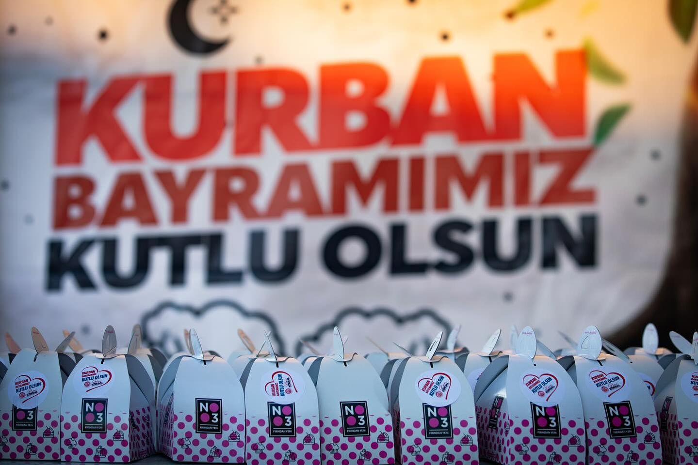 Afyonkarahisar Belediyesi Kurban Bayramı'nda Camilerde Vatandaşlara İkramda Bulundu