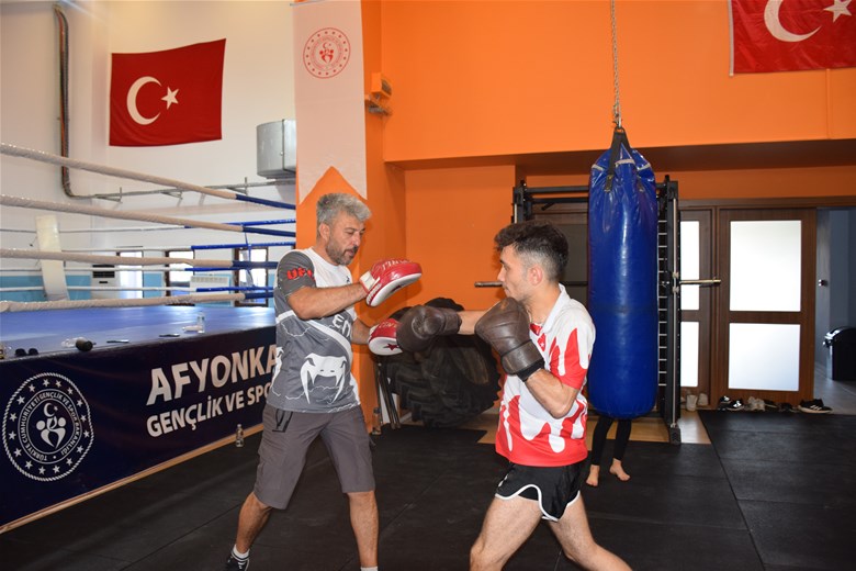 Afyonkarahisar'da Muay Thai Antrenmanları Devam Ediyor