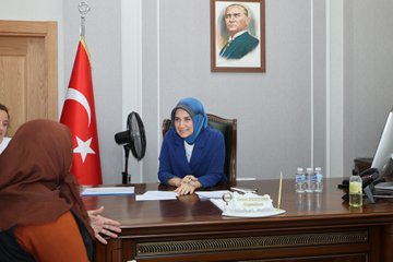 Afyonkarahisar Valisi Doç. Dr. Kübra Güran Yiğitbaşı İscehisar İlçesinde Vatandaşlarla Bir Araya Geldi