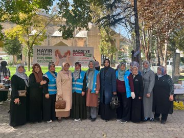 İmaret Camii bahçesinde Gazze'ye yardım amacıyla düzenlenen Hayır Çarşısı